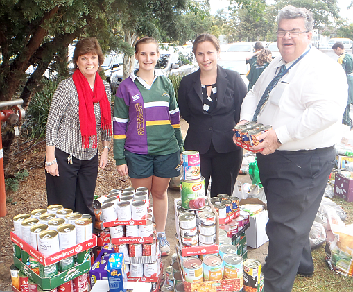 Centenary State High School representatives with Suzie Washington and Lifeline CEO, Derek Tuffield